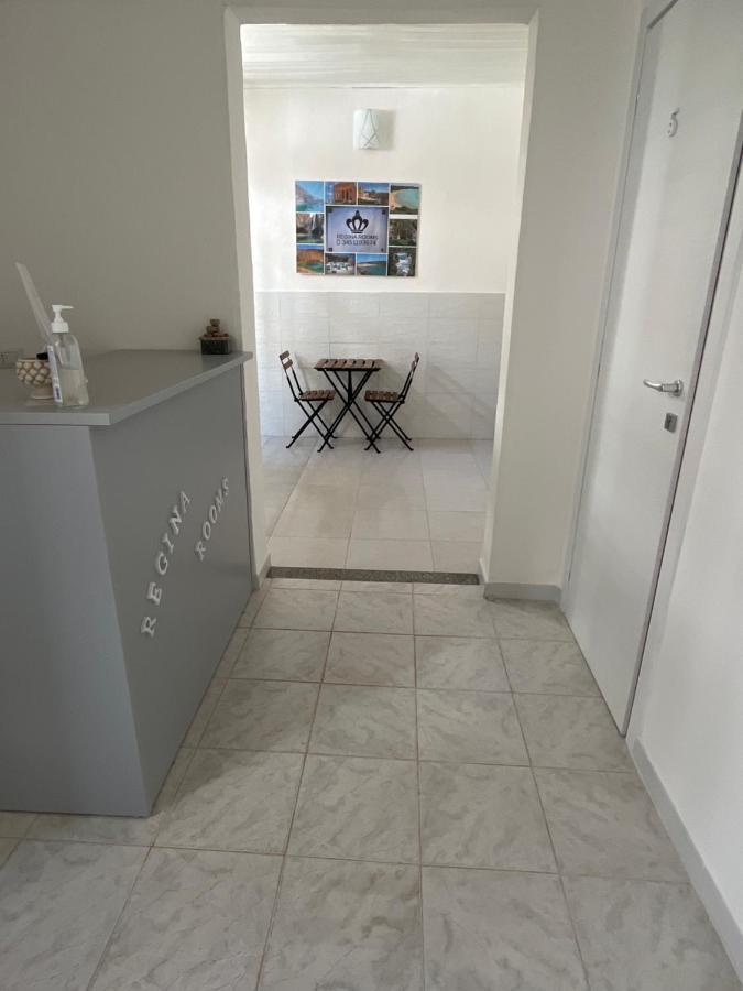 B&B Regina Rooms Avola Bagian luar foto