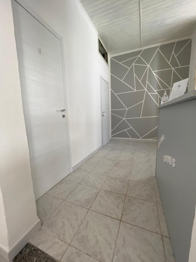 B&B Regina Rooms Avola Bagian luar foto