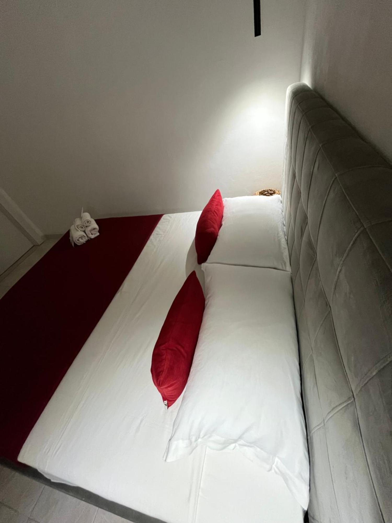 B&B Regina Rooms Avola Bagian luar foto