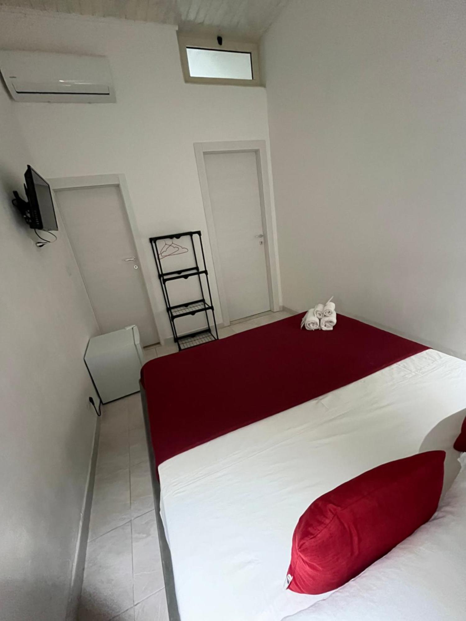 B&B Regina Rooms Avola Bagian luar foto