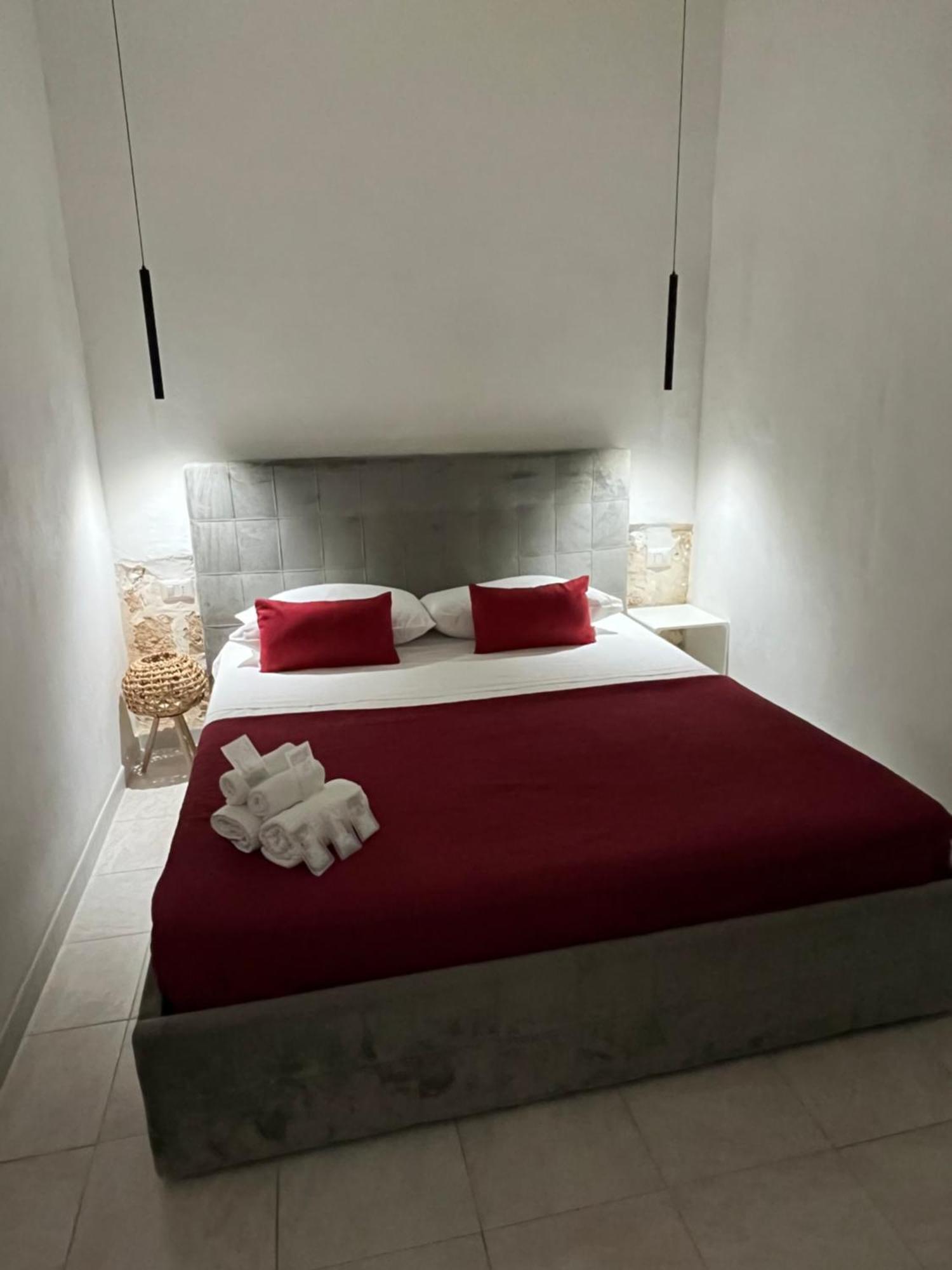 B&B Regina Rooms Avola Bagian luar foto
