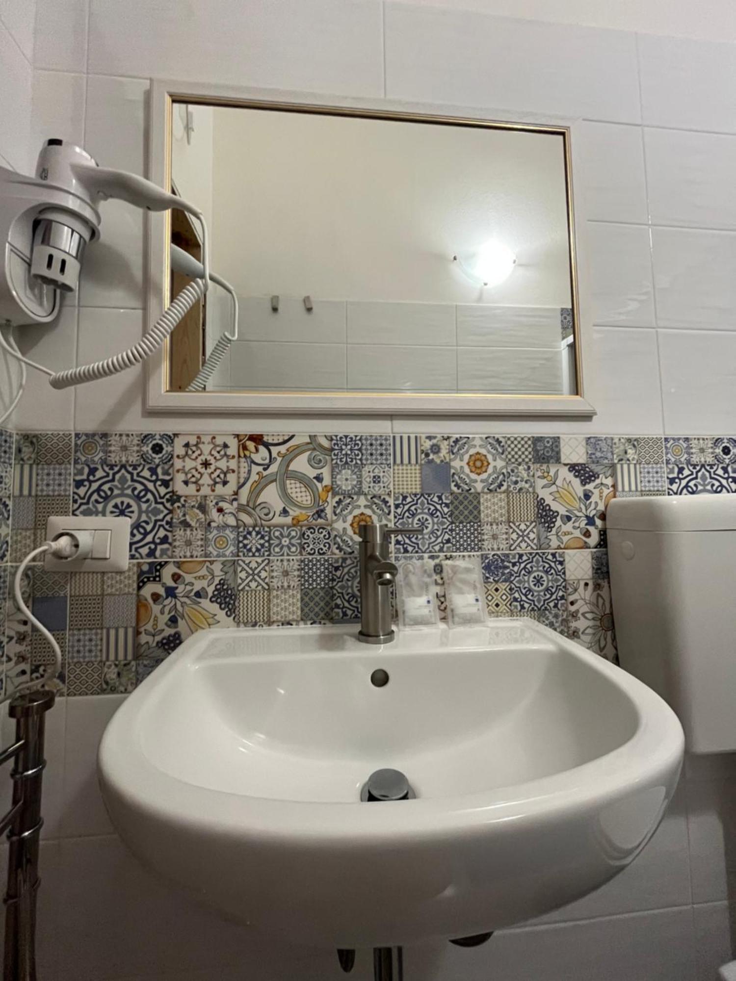 B&B Regina Rooms Avola Bagian luar foto